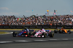 Pierre Gasly, Scuderia Toro Rosso STR13 y Sergio Perez, Force India VJM11