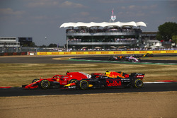 Kimi Raikkonen, Ferrari SH71H et Max Verstappen, Red Bull Racing RB14