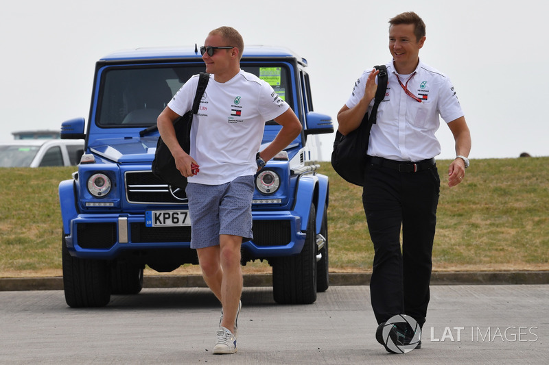 Valtteri Bottas, Mercedes-AMG F1 con su entrenador, Antti Vierula