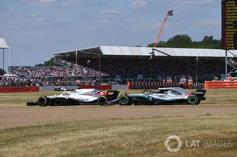 Sergey Sirotkin, Williams FW41 and Lewis Hamilton, Mercedes-AMG F1 W09