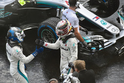 Valtteri Bottas, Mercedes-AMG F1 ve Lewis Hamilton, Mercedes-AMG F1 kapalı parkta kutlama yapıyorlar