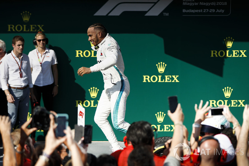 Le vainqueur Lewis Hamilton, Mercedes AMG F1 dans le parc fermé