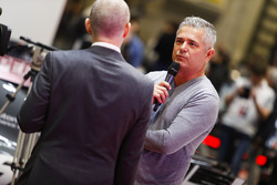 Gil de Ferran talks to Stuart Codling on the F1 Racing Stand