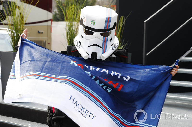 Un fanático de Williams muy comprometido con su disfraz