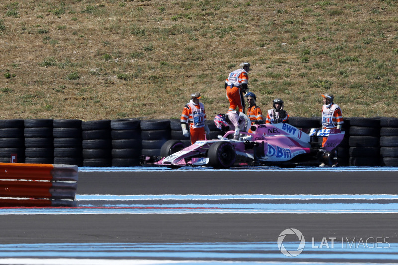 Sergio Perez, Force India VJM11 perd une roue arrière