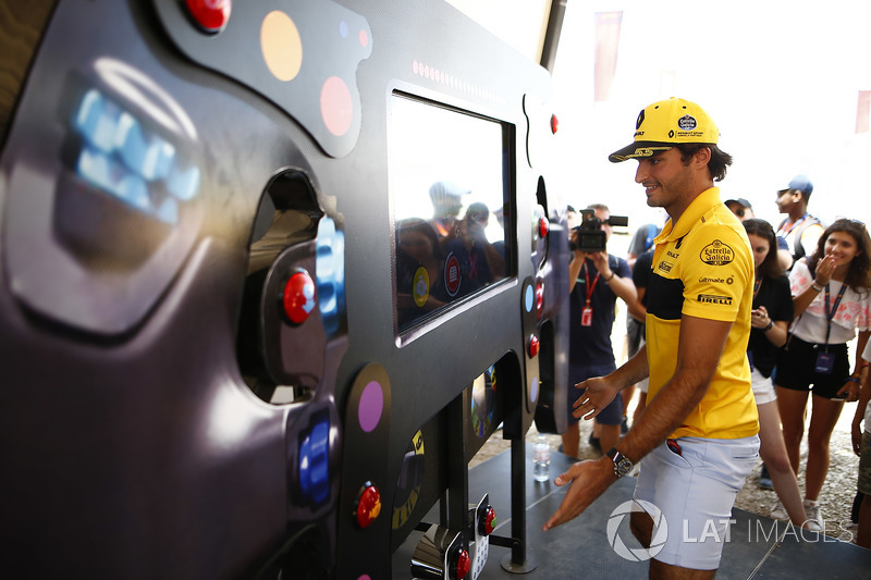 Carlos Sainz Jr., Renault Sport F1 Team, takes a reaction test