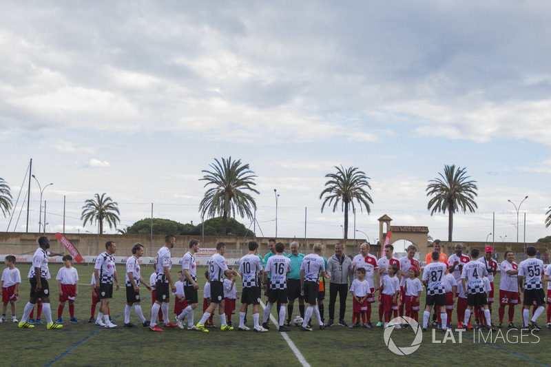 Los jugadores se saludan