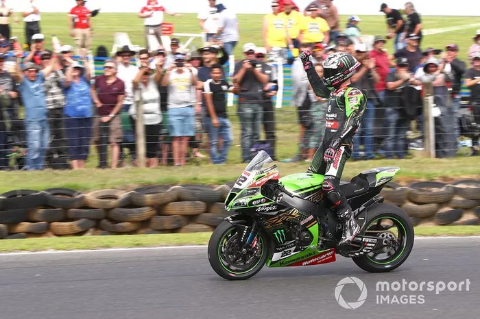 Il vincitore della gara Alex Lowes, Kawasaki Racing Team
