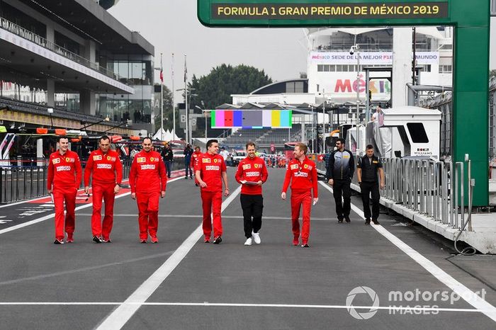 Sebastian Vettel, Ferrari recorre la pista con su equipo 