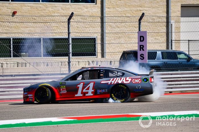 Kevin Magnussen, Haas F1 Team, y Romain Grosjean, Haas F1 Team, se turnan para pilotar en una NASCAR con Tony Stewart