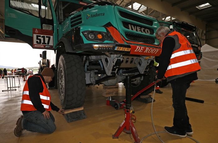 Verificaciones en Paul Ricard antes del embarque del Dakar 2020