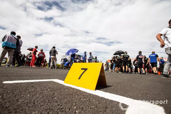 La casella vuota di Chaz Davies, Aruba.it Racing-Ducati Team, in griglia di partenza