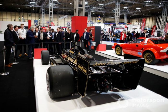 Giorgio Piola, de Motorsport Network, recorre la exhibición histórica de coches