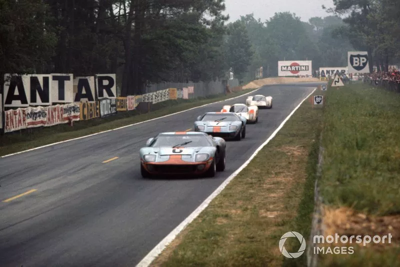Jacky Ickx, Jackie Oliver, Ford GT40,  David Hobbs, Mike Hailwood, Ford GT40, Hans Herrmann, Gerard Larrousse, Porsche 908, y Rudi Lins, Willi Kauhsen, Porsche 908