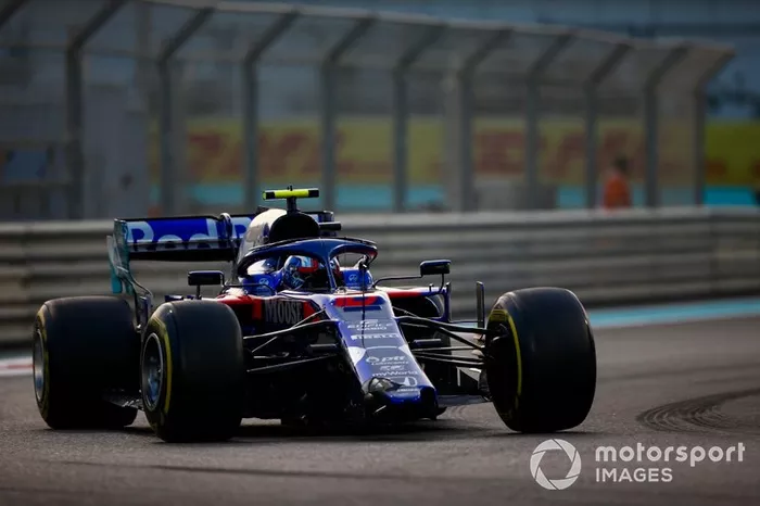 Pierre Gasly, Toro Rosso STR14, se dirige a boxes con el alerón delantero roto
