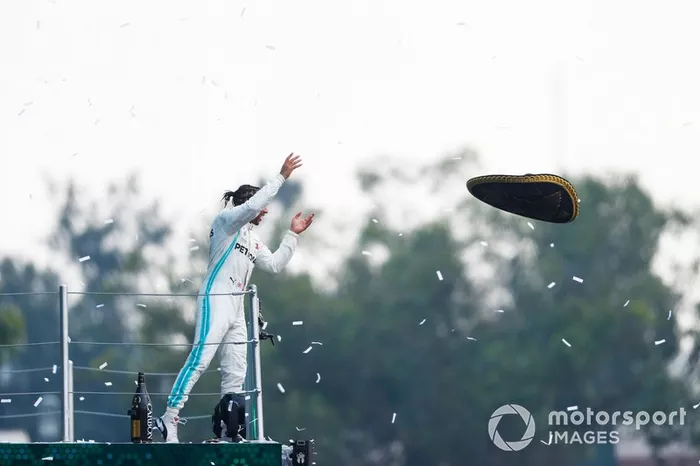 Podio: ganador de la carrera Lewis Hamilton, Mercedes AMG F1 con el sombrero de Mario Achi