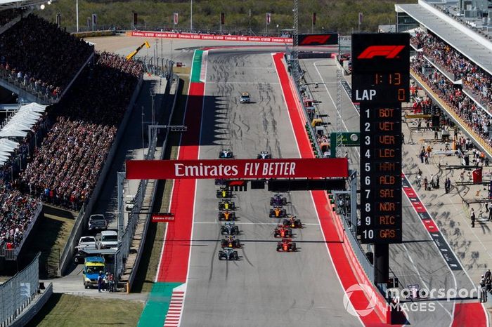 Valtteri Bottas, Mercedes AMG W10, Sebastian Vettel, Ferrari SF90, Max Verstappen, Red Bull Racing RB15, Charles Leclerc, Ferrari SF90, Lewis Hamilton, Mercedes AMG F1 W10, y Alex Albon, Red Bull Racing RB15, lideran el grupo en la salida