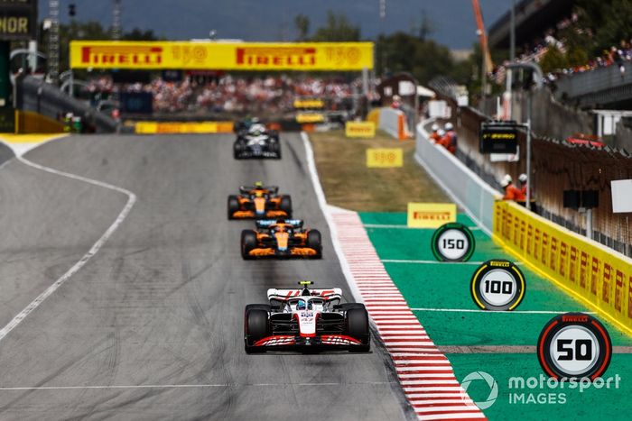 Mick Schumacher, Haas VF-22, Daniel Ricciardo, McLaren MCL36, Lando Norris 