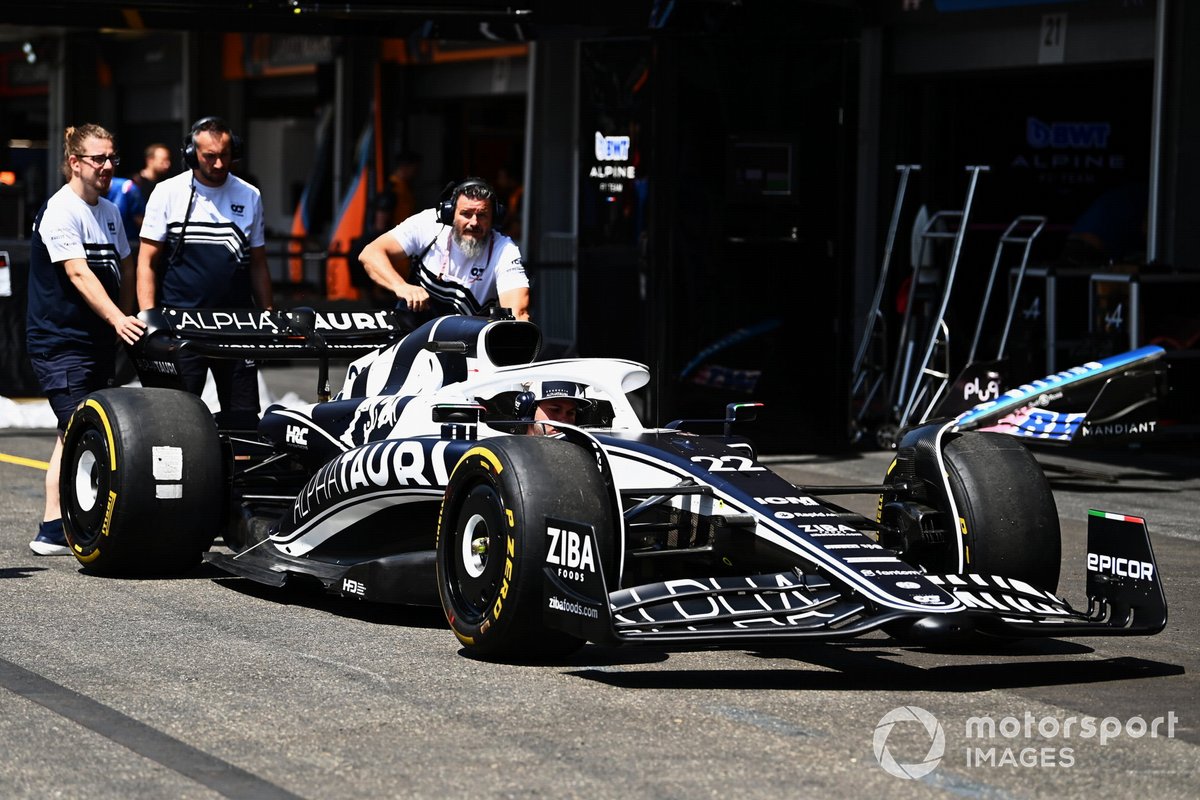 Mecánicos empujan el AlphaTauri AT03 de Yuki Tsunoda