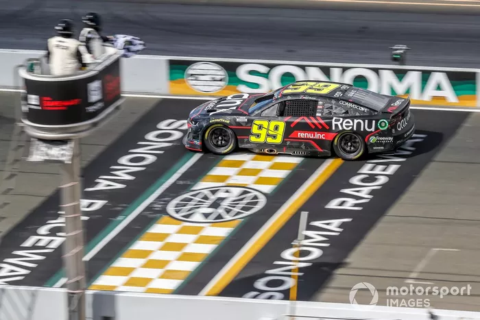 Daniel Suárez, TrackHouse Racing, Onx Homes / Renu Chevrolet Camaro toma la bandera a cuadros para ganar la carrera