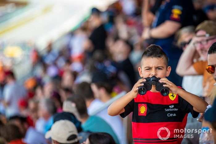 Un joven fan de Ferrari con prismáticos