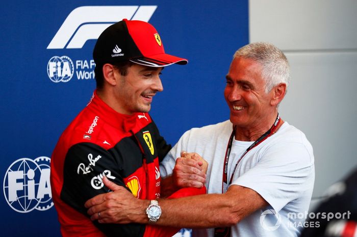 Charles Leclerc, de Ferrari, recibe el premio Pirelli Pole Position de manos del ex campeón mundial de motociclismo Mick Doohan