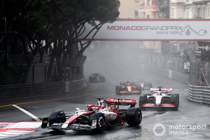 Valtteri Bottas, Alfa Romeo C42, Kevin Magnussen, Haas VF-22, Daniel Ricciardo, McLaren MCL36