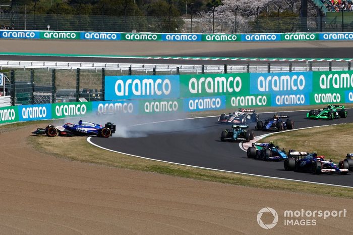Daniel Ricciardo, RB F1 Team VCARB 01, Alex Albon, Williams FW46, chocan en la primera vuelta