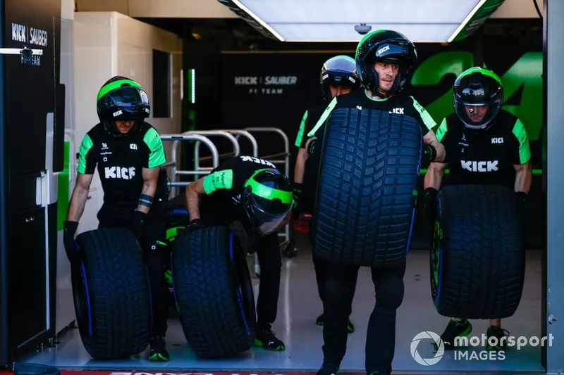 L'équipe Kick Sauber s'entraîne à l'arrêt au stand dans la voie des stands.