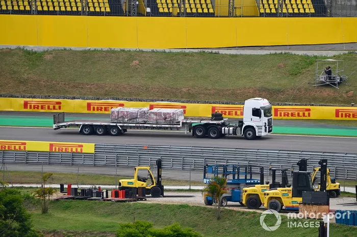 Camiones entregan el equipo en la pista