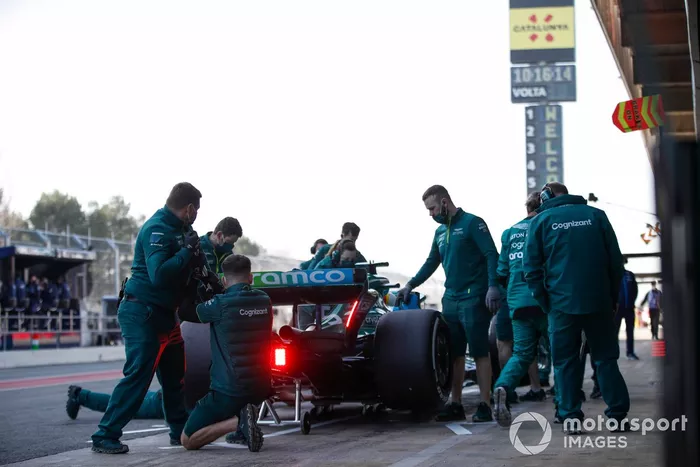 Mechanics in the pit lane with Sebastian Vettel, Aston Martin AMR22