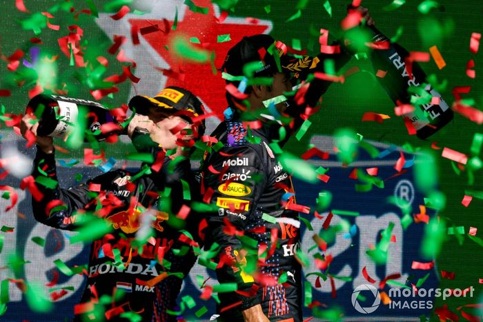 Podio: ganador Max Verstappen, Red Bull Racing, tercer lugar Sergio Pérez, Red Bull Racing