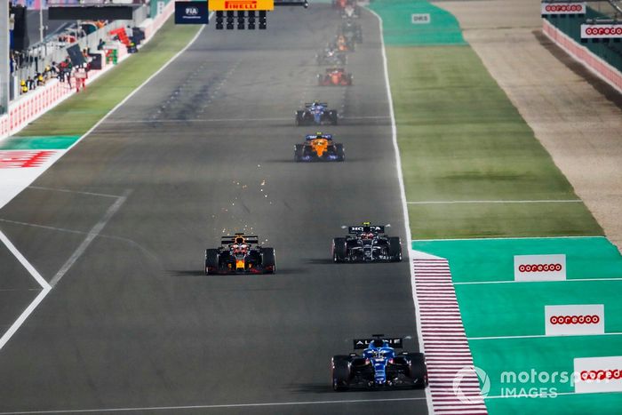 Fernando Alonso, Alpine A521, Max Verstappen, Red Bull Racing RB16B, y Pierre Gasly, AlphaTauri AT02