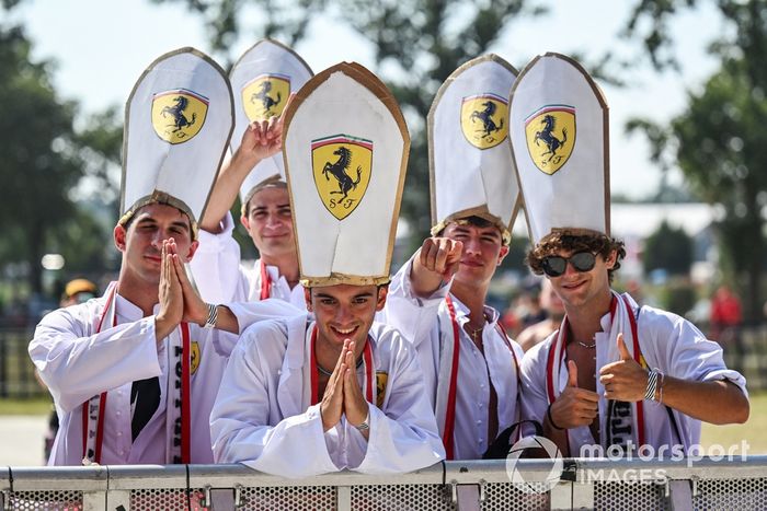 Los aficionados muestran su apoyo a Ferrari