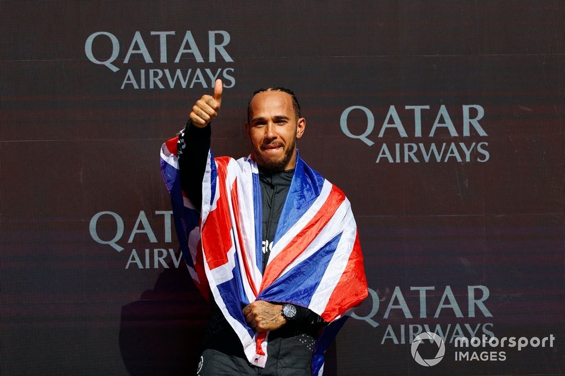 Lewis Hamilton, Mercedes-AMG F1 Team, 1. miejsce, świętuje na podium z flagą Unii.