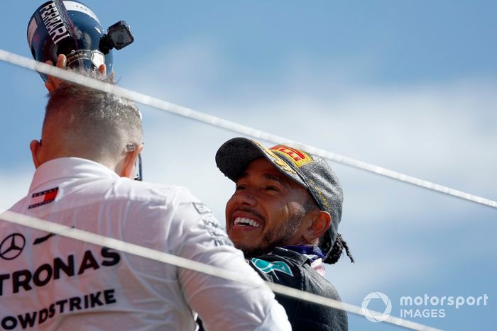 Lewis Hamilton, Mercedes-AMG F1 Team, 1ª posición, Peter Bonnington, Ingeniero de Carrera Senior, Mercedes-AMG F1 Team, celebran en el podio con Champagne