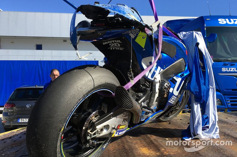 Moto de Joan Mir, Team Suzuki MotoGP después de su caída.