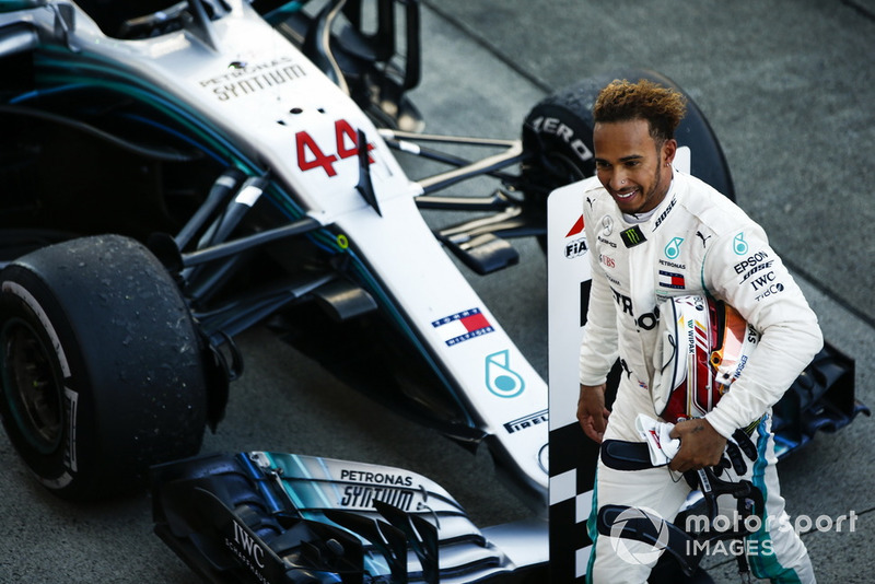 Il vincitore della gara Lewis Hamilton, Mercedes AMG F1, nel parco chiuso