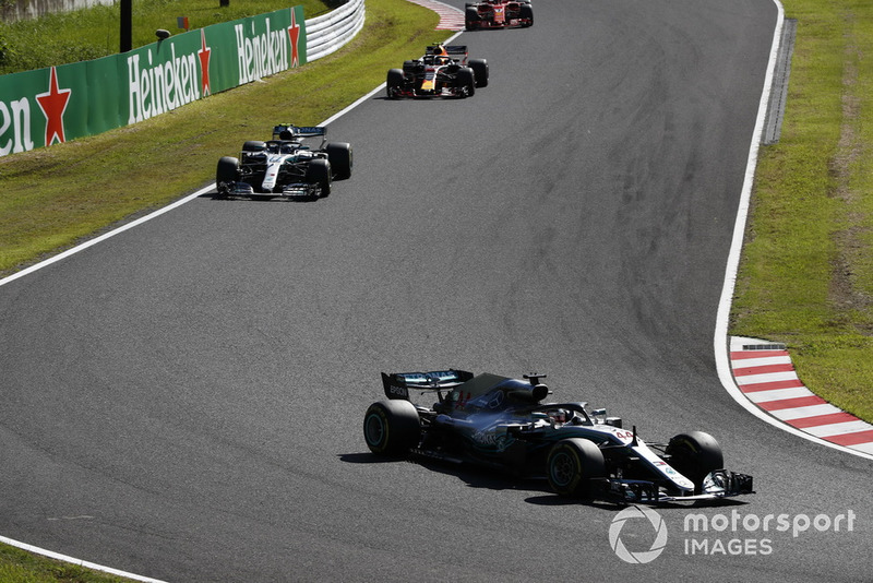 Lewis Hamilton, Mercedes AMG F1 W09, Valtteri Bottas, Mercedes AMG F1 W09, y Sebastian Vettel, Ferrari SF71H