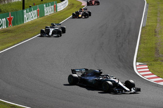Lewis Hamilton, Mercedes AMG F1 W09, voor Valtteri Bottas, Mercedes AMG F1 W09, en Sebastian Vettel, Ferrari SF71H