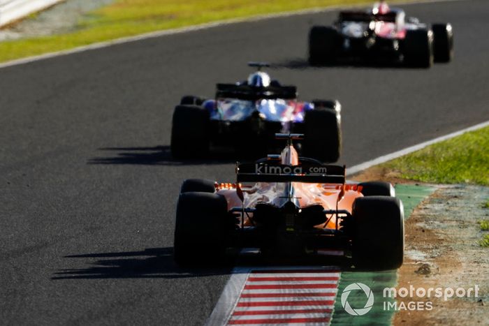 Brendon Hartley, Toro Rosso STR13, y Fernando Alonso, McLaren MCL33