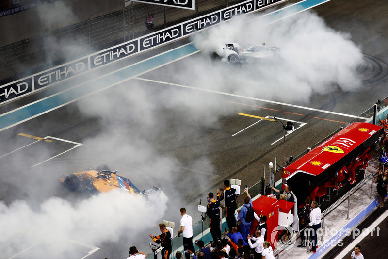 Fernando Alonso, McLaren MCL33, Lewis Hamilton, Mercedes AMG F1 W09 EQ Power+, melakukan atraksi donat usai balapan