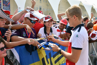 Marcus Ericsson, Sauber signs autographs for the fans