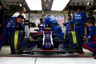 Les mécaniciens préparent la voiture de Pierre Gasly, Scuderia Toro Rosso STR13
