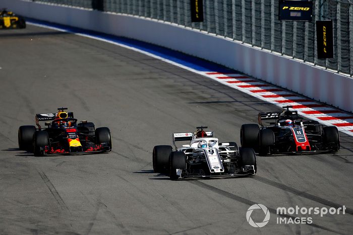 Marcus Ericsson, Sauber C37, Romain Grosjean, Haas F1 Team VF-18 y Daniel Ricciardo, Red Bull Racing RB14