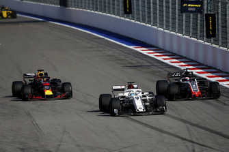 Marcus Ericsson, Sauber C37, Romain Grosjean, Haas F1 Team VF-18 ve Daniel Ricciardo, Red Bull Racing RB14