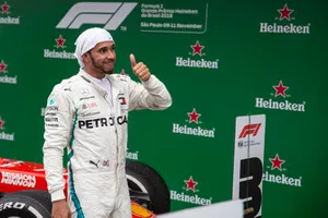 Winnaar Lewis Hamilton, Mercedes AMG F1 viert feest in Parc Ferme 