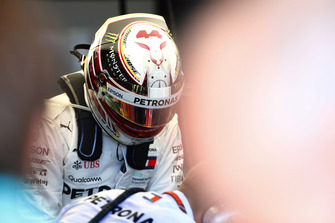 Lewis Hamilton, Mercedes AMG F1 W09 EQ Power+, stapt in