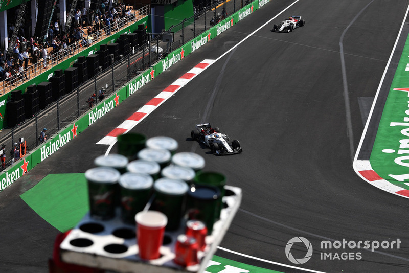 Venditore di birra, Marcus Ericsson, Sauber C37 e Charles Leclerc, Sauber C37