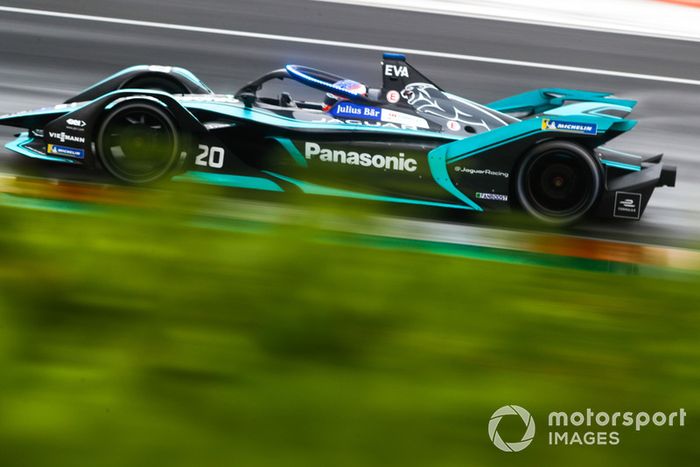 Mitch Evans, Panasonic Jaguar Racing, Jaguar I-Type 3  con las nuevas luces LED azules del Halo, en modo ataque